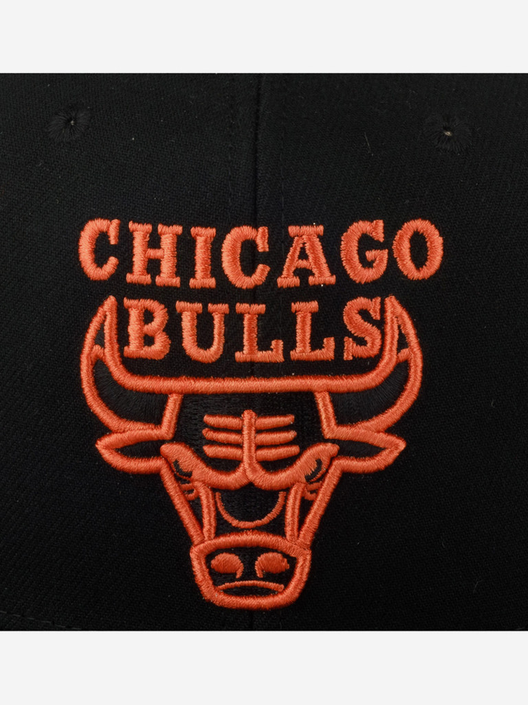 Бейсболка с прямым козырьком MITCHELL NESS HHSS6749-CBUYYPPPBLCK Chicago Bulls NBA (черный)