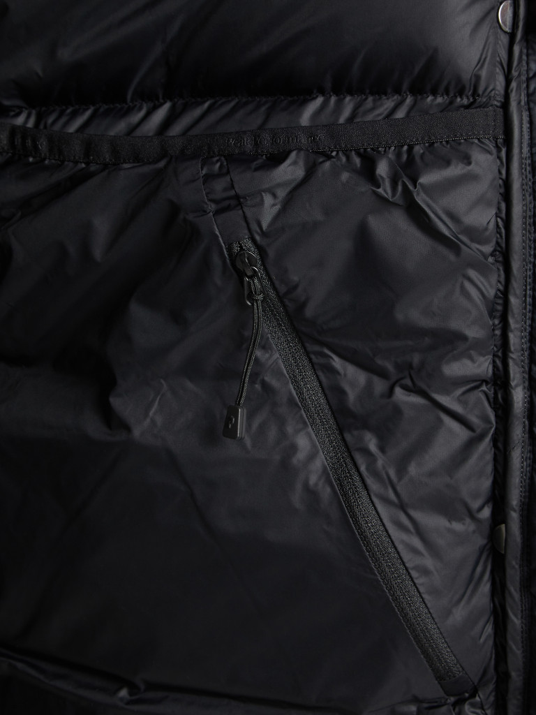 Пуховик женский Peak Performance