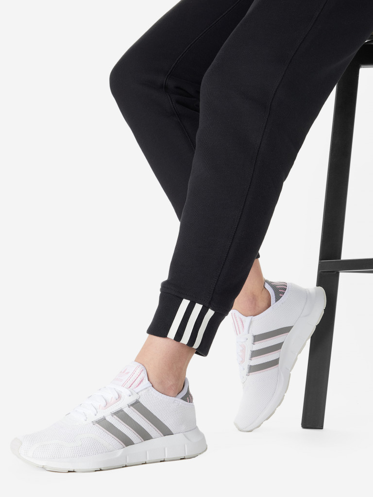 Adidas black best sale swift run