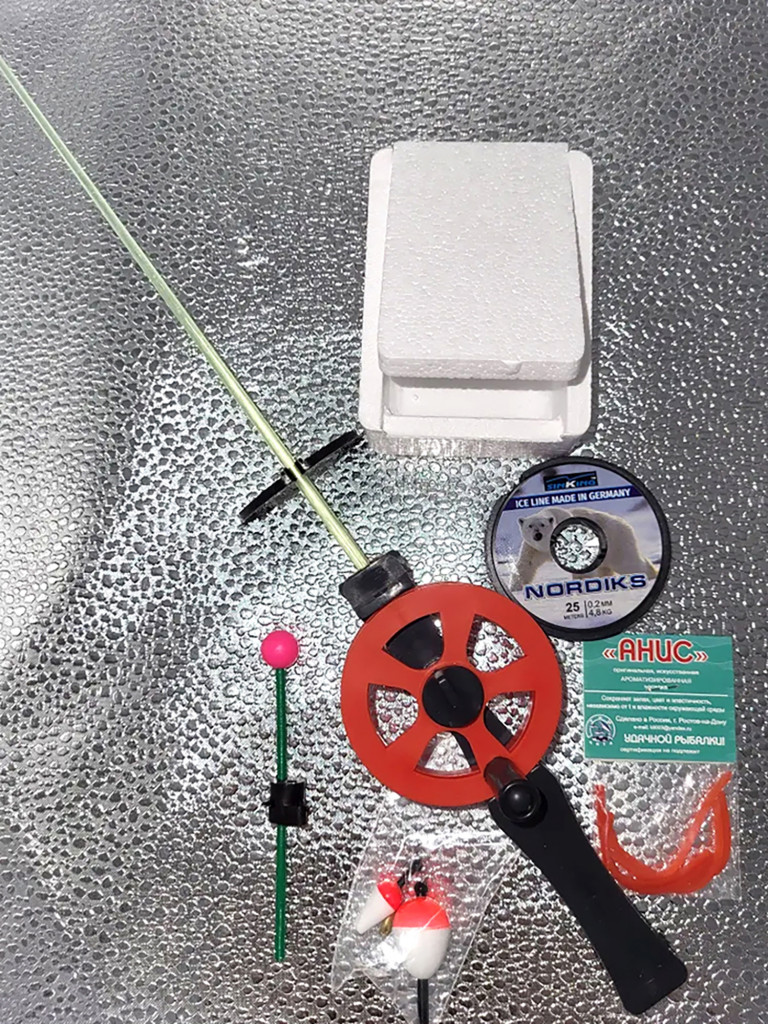 Набор рыболова для зимней рыбалки Три Кита № 2: зимняя удочка, катушка, леска, мормышка, мотыльница, мотыль искусственный, сторожок