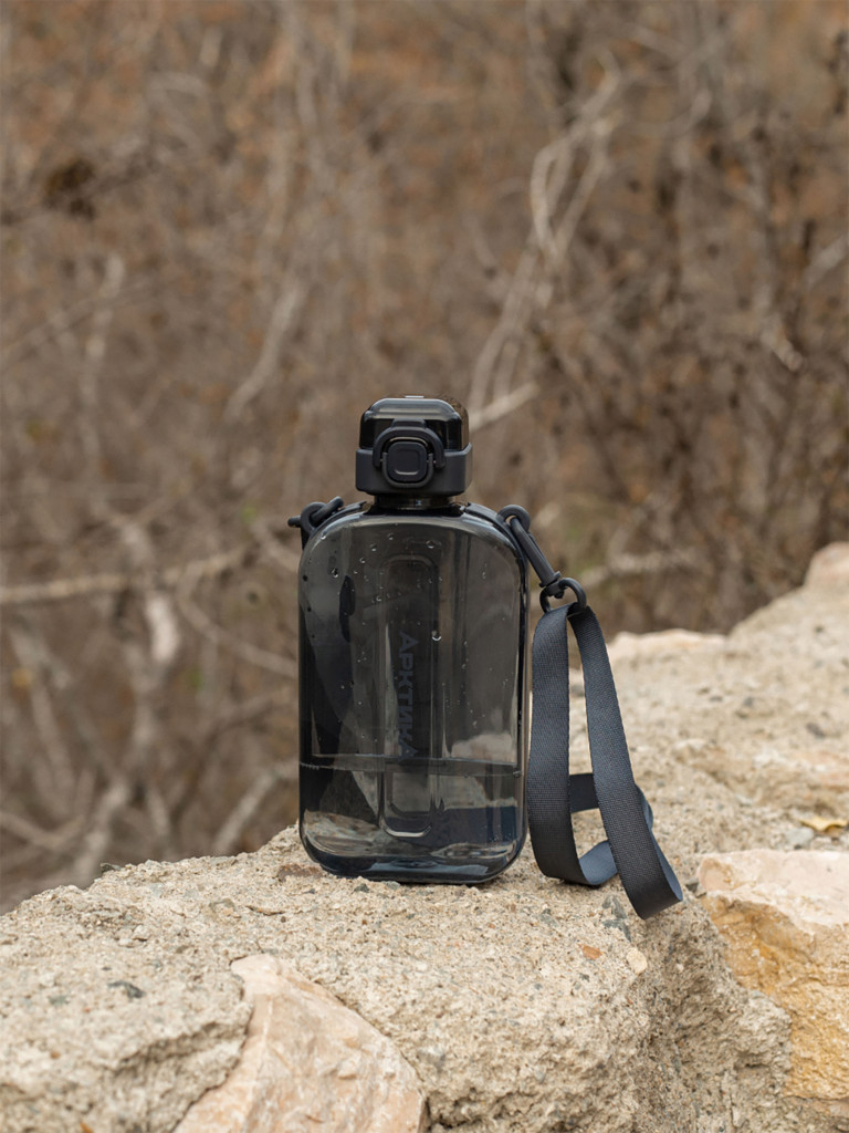 Бутылка тритановая 750 мл с регулируемым ремешком, графит