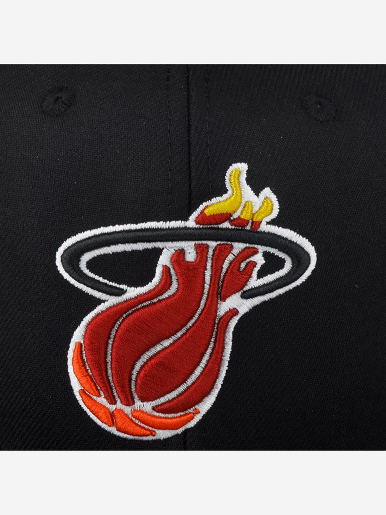 Бейсболка с прямым козырьком MITCHELL NESS HHSS5133-MHEYYPPPBLCK Miami Heat NBA