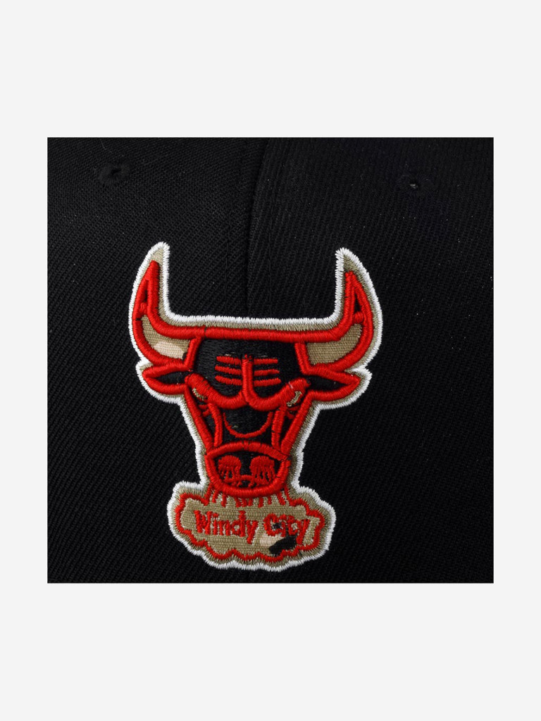 Бейсболка с прямым козырьком MITCHELL NESS HHSS1101-CBUYYPPPBLCK Chicago Bulls NBA (черный)