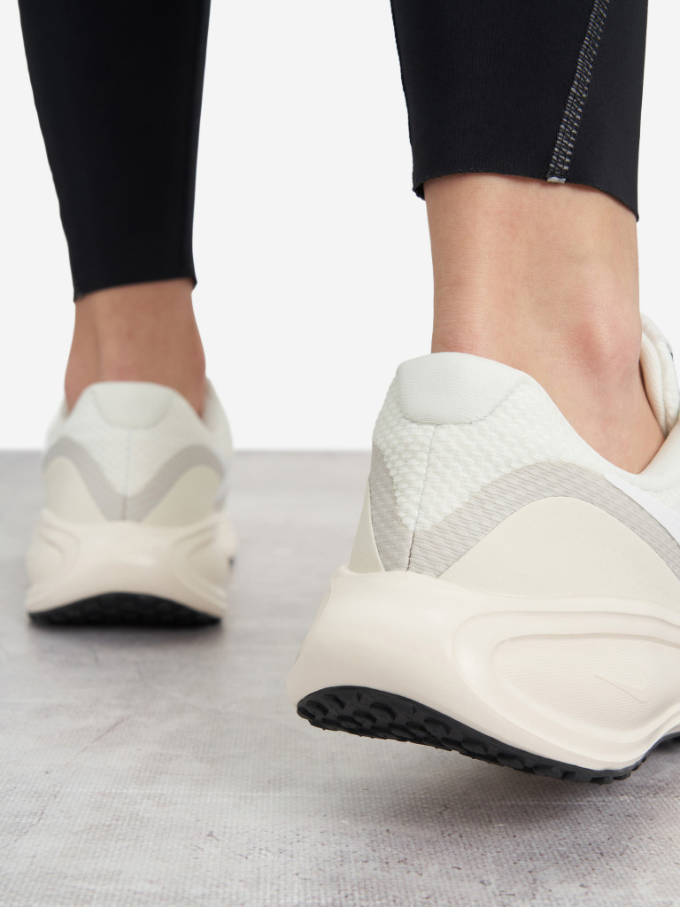 Кроссовки женские Nike Revolution 8