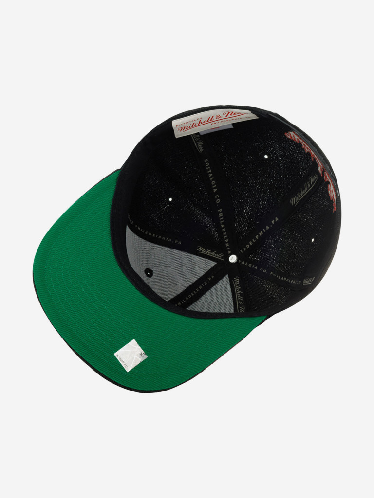 Бейсболка с прямым козырьком MITCHELL NESS HHSS6044-CBUYYPPPBLCK Chicago Bulls NBA (черный)