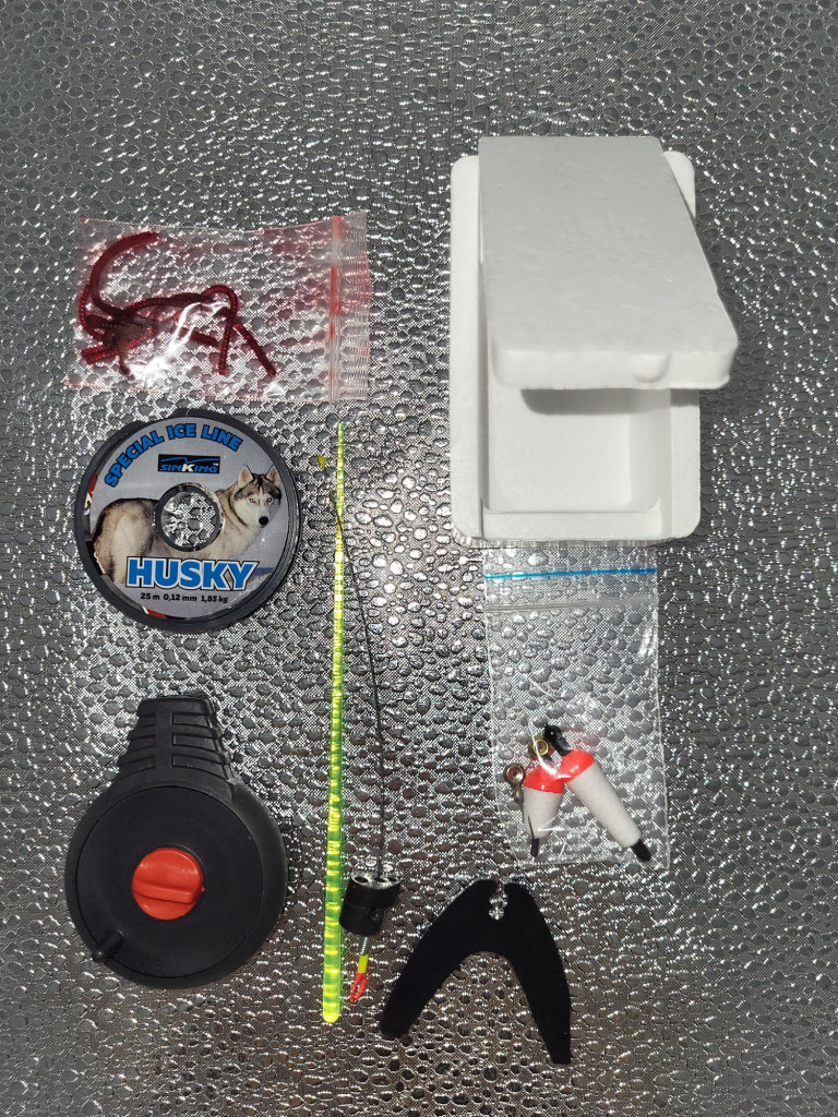 Набор рыболова для зимней рыбалки Три Кита № 1: зимняя удочка, катушка, леска, мормышка, мотыльница, мотыль искусственный, сторожок