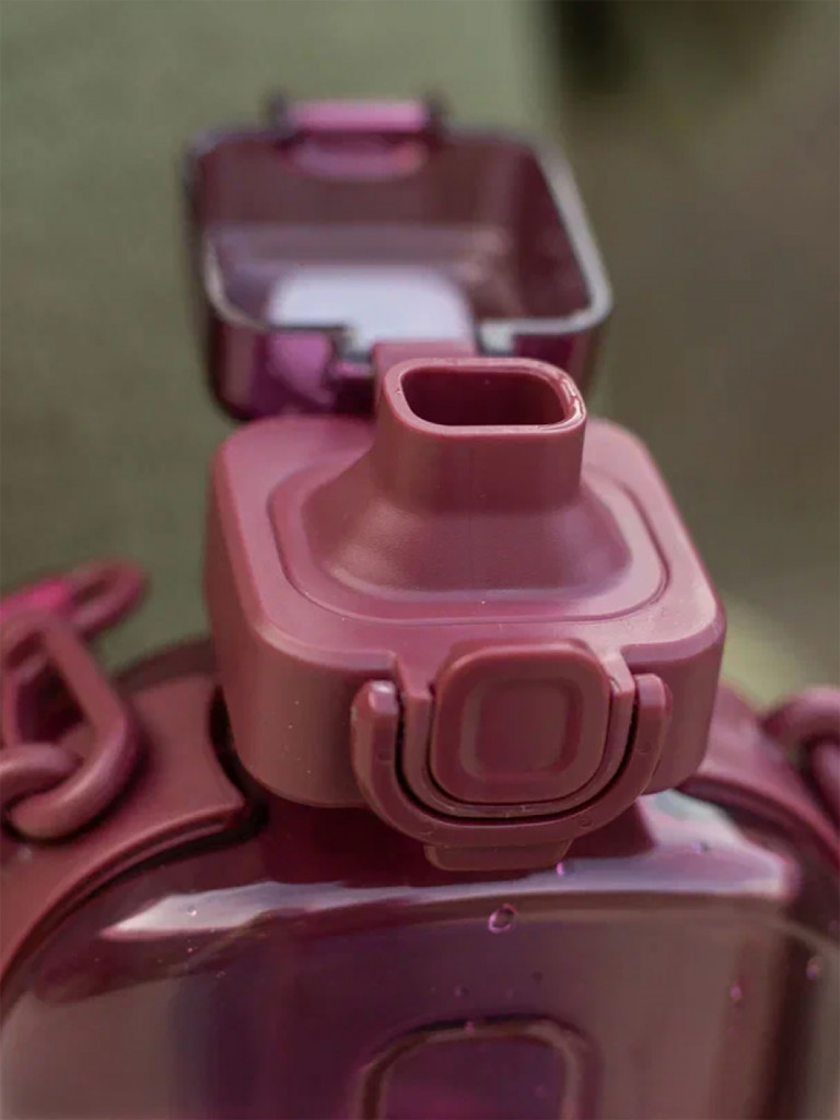 Бутылка тритановая 750 мл с регулируемым ремешком, вишня