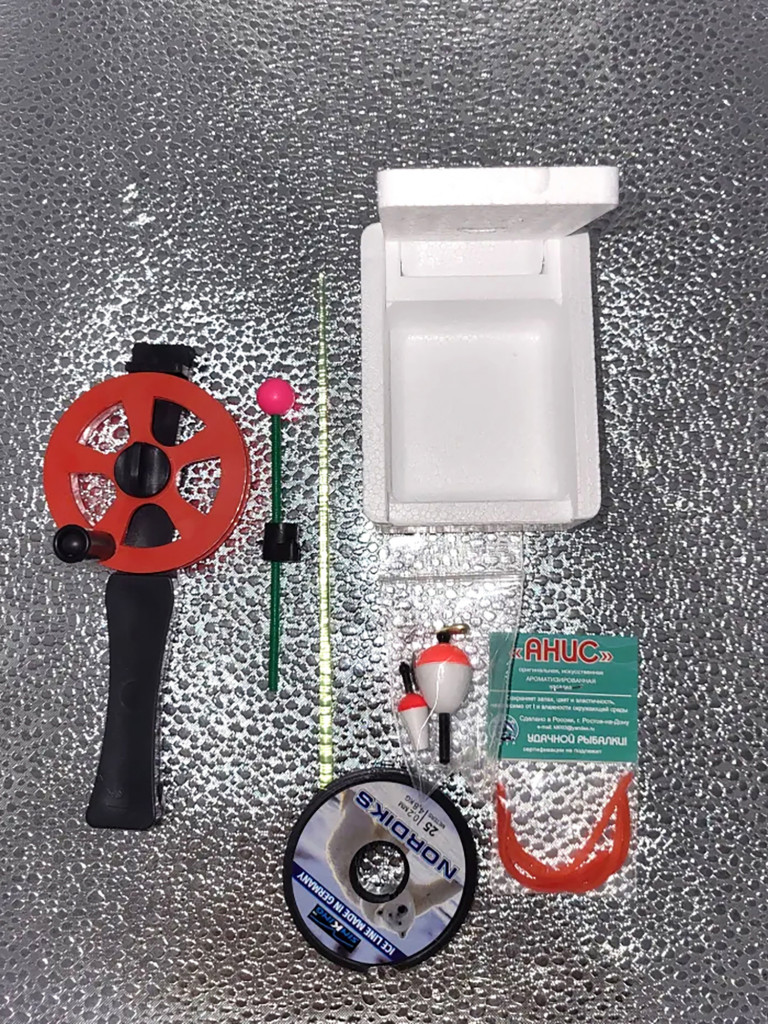 Набор рыболова для зимней рыбалки Три Кита № 2: зимняя удочка, катушка, леска, мормышка, мотыльница, мотыль искусственный, сторожок