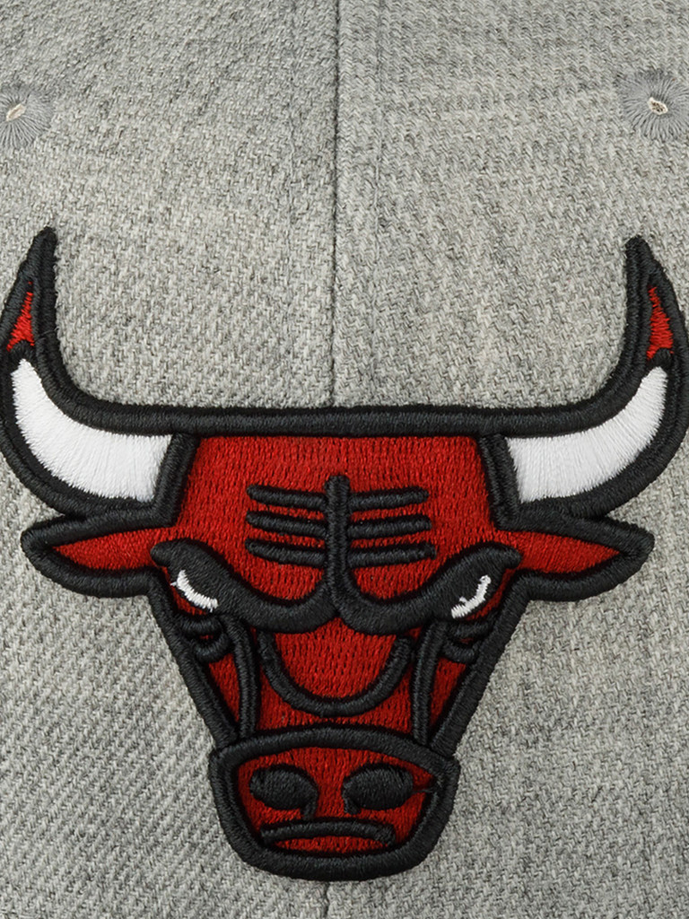 Бейсболка с прямым козырьком MITCHELL NESS HHSS3272-CBUYYPPPGYHT Chicago Bulls NBA (серый)