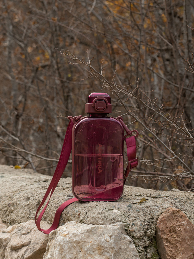 Бутылка тритановая 750 мл с регулируемым ремешком, вишня