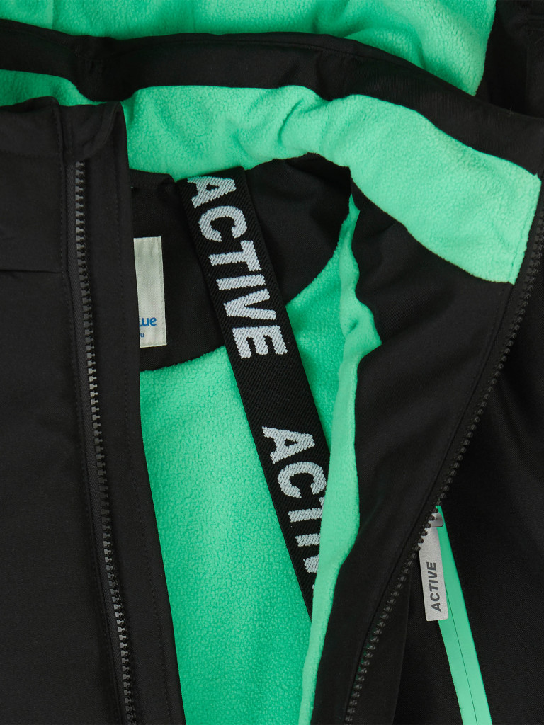 Куртка зимняя непромокаемая с капюшоном и манжетами-митенками черная для мальчика Button Blue