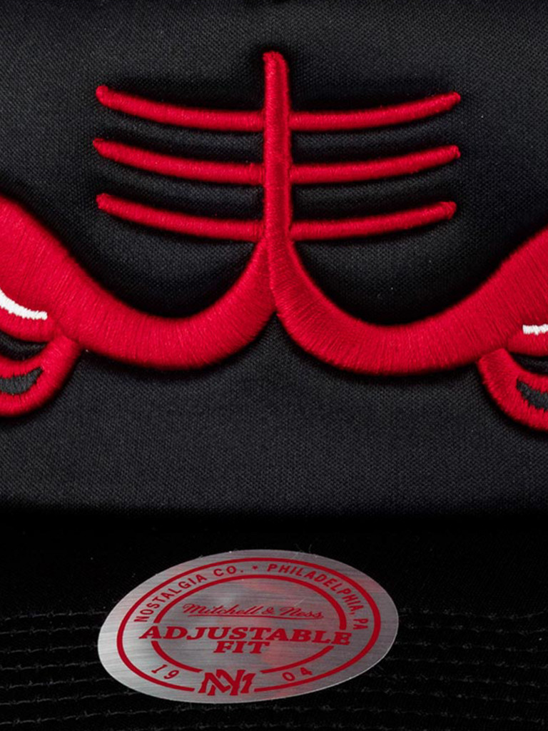 Бейсболка с сеточкой MITCHELL NESS HHSS3467-CBUYYPPPBLCK Chicago Bulls NBA (черный)