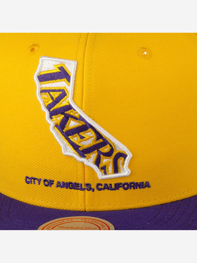 Бейсболка с прямым козырьком MITCHELL NESS HHSS3459-LALYYPPPYWPR Los Angeles Lakers NBA