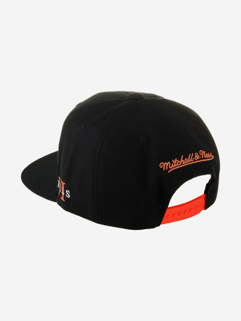 Бейсболка с прямым козырьком MITCHELL NESS HHSS6749-CBUYYPPPBLCK Chicago Bulls NBA (черный)